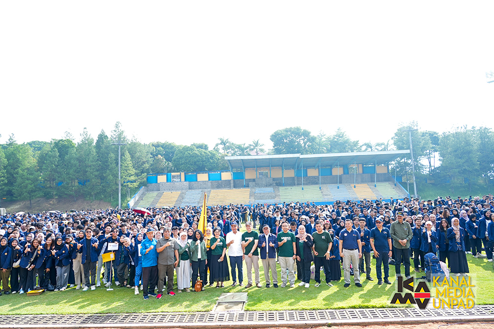 Foto bersama Pj. Gubernur Jawa Barat, Bey T. Machmudin, Rektor dan pimpinan Unpad, serta para mahasiswa peserta KKN-PPM Terintegrasi saat pelepasan keberangkatan di GOR Jati Unpad, Jatinangor, Jumat 10 Januari 2024. (Foto oleh: Dadan Triawan)*